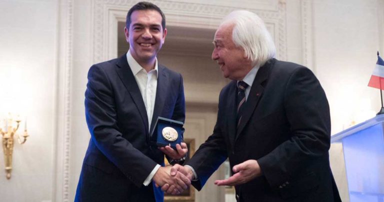 Το πολιτικός oρθο του πολιτισμού της χεστρας σε ντελίριο