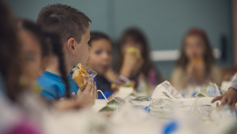 Βραβείο πολιτικού σθένους αλλά τα ελληνόπουλα πεινάνε!