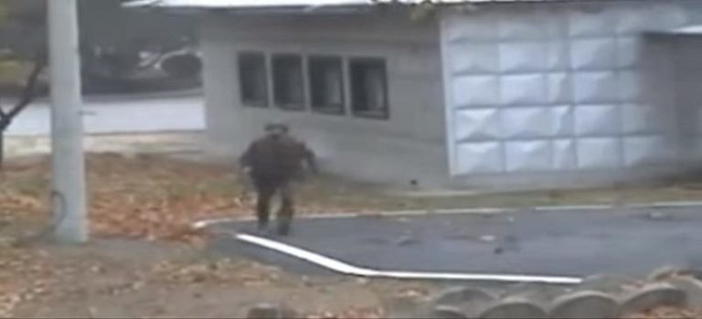 Βορειοκορεάτης στρατιώτης αυτομολεί και οι σφαίρες δίπλα του πέφτουν βροχή (Video)
