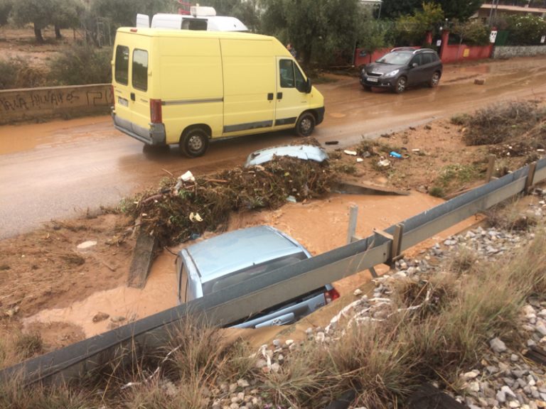 Τραγωδία στην Μάνδρα: Επτα οι νεκροί από την κακοκαιρία – Live εικόνα από την περιοχή