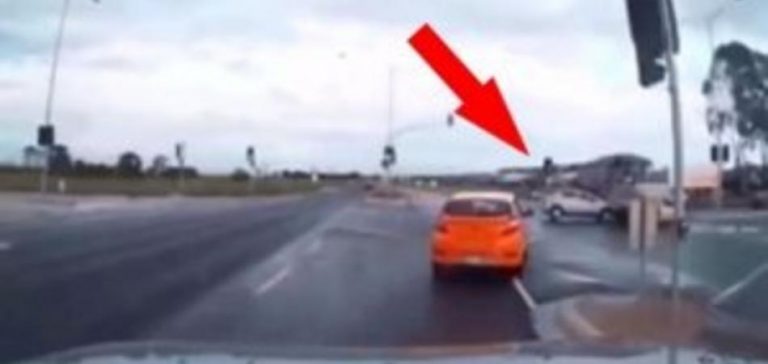 Αυτοκίνητο κανει τηλεμεταφορα από το πουθενά και χτυπά ένα φορτηγό στην Αυστραλία