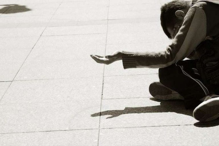 Ελεύθεροι επαγγελματίες θεωρούνται πλέον οι ζητιάνοι και οι άστεγοι. Θα δηλώνουν έσοδα και θα φορολογούνται