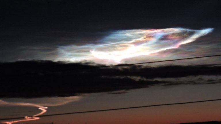 Περίεργη Φωτεινή ακτίνα και χοάνη παρατηρήθηκε πάνω από την Ρωσία.