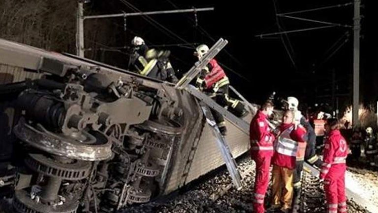 Σύγκρουση τρένων κοντά στη Βιέννη – Πολλοί τραυματίες και εγκλωβισμένοι