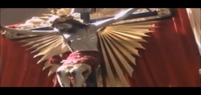 Άγαλμα του Ιησού μετακινεί τα μάτια του μπροστα σε εκαντονταδες κοσμο