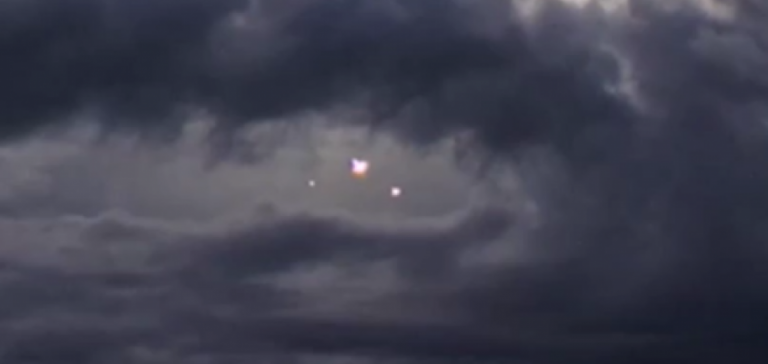 Πραγματικό UFO πάνω από το Chicago City – Τι είναι αυτά τα αντικείμενα;