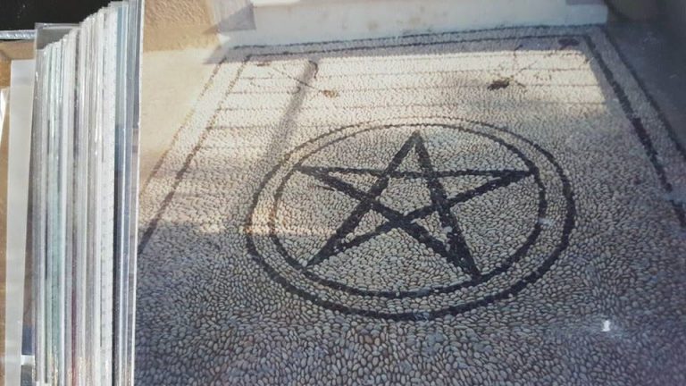 Περπατώντας στις… σκοτεινές στοές στα υπόγεια της μυστικής Ερμούπολης (ΦΩΤΟ)