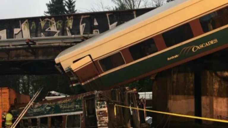 Tρένο εκτροχιάστηκε από γέφυρα στην Ουάσινγκτον!