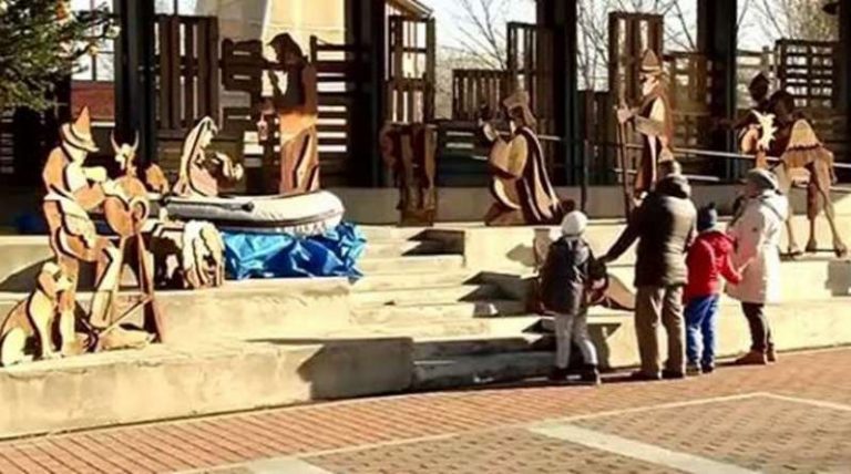 Έφτιαξαν φάτνη με το Χριστό… πρόσφυγα σε φουσκωτή βάρκα! Ενταξει εχουμε ελπιδες…