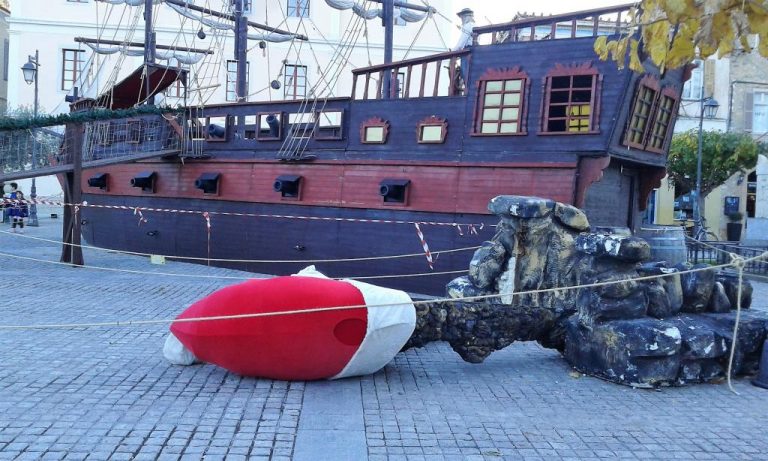 Γκρεμοτσακίστηκε στην πλατεία δημαρχείου του Ναυπλίου ο ευφάνταστος Άη Βασίλης