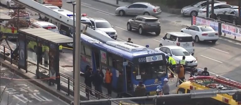 Γερανός καταρρέει και καταπλακώνει κόσμο