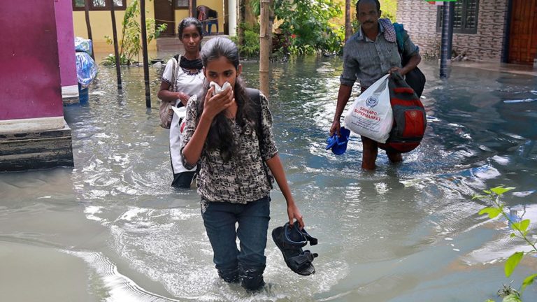 20 νεκροί εξαιτίας του κυκλώνα Okha που πλήττει την νοτιοδυτική Ινδία.