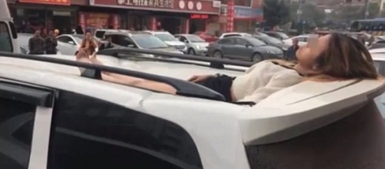 Έπεσε από τον 10ο όροφο ξενοδοχείου και σώθηκε γιατί «προσγειώθηκε» σε αυτοκίνητο