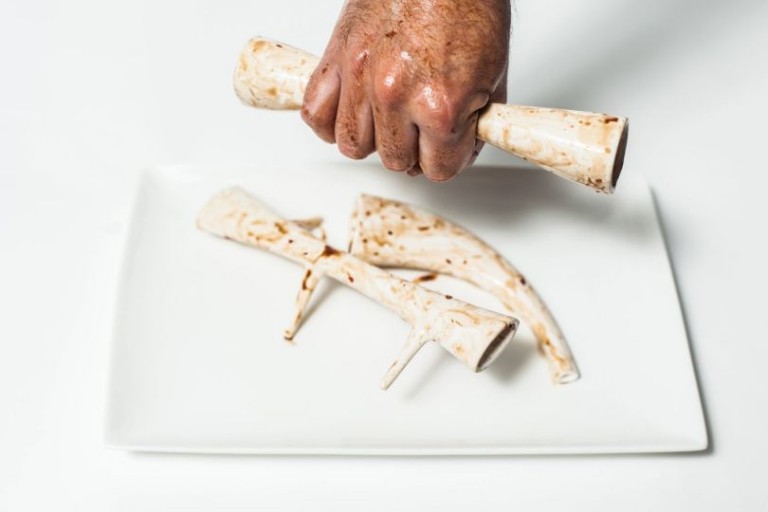 Δεν ξέρω αν το γνωρίζετε, αλλά παγκοσμίως, παρότι φτάσαμε στον 21 αιώνα, δεν υπάρχει πουθενά κανένας νόμος που να απαγορεύει ξεκάθαρα την κατανάλωση ανθρώπινου κρέατος, δηλαδή, τον ανθρώπινο κανιβαλισμό!