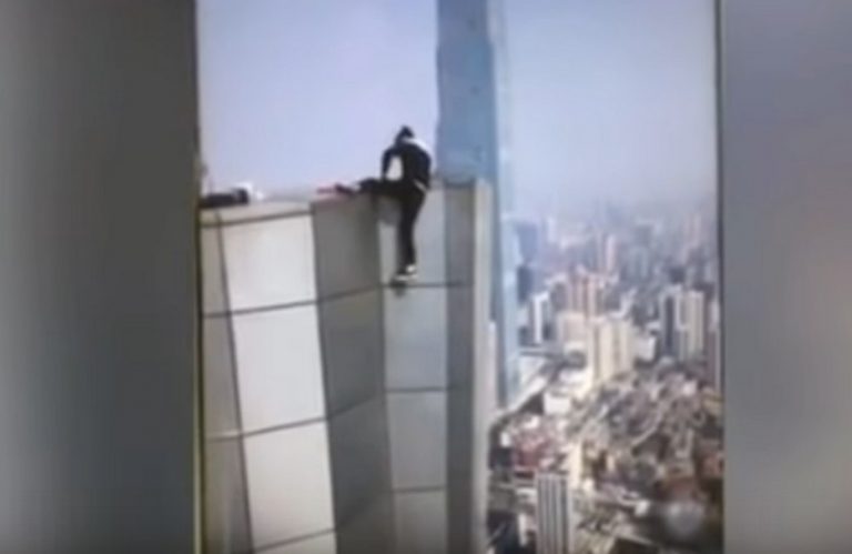 Η στιγμή που ένας 26χρονος πέφτει από τον ουρανοξύστη που ανέβηκε για selfie