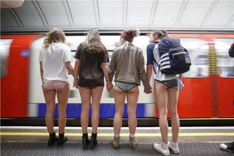 Χωρίς παντελόνια στο μετρό Πράγας και Λονδίνου