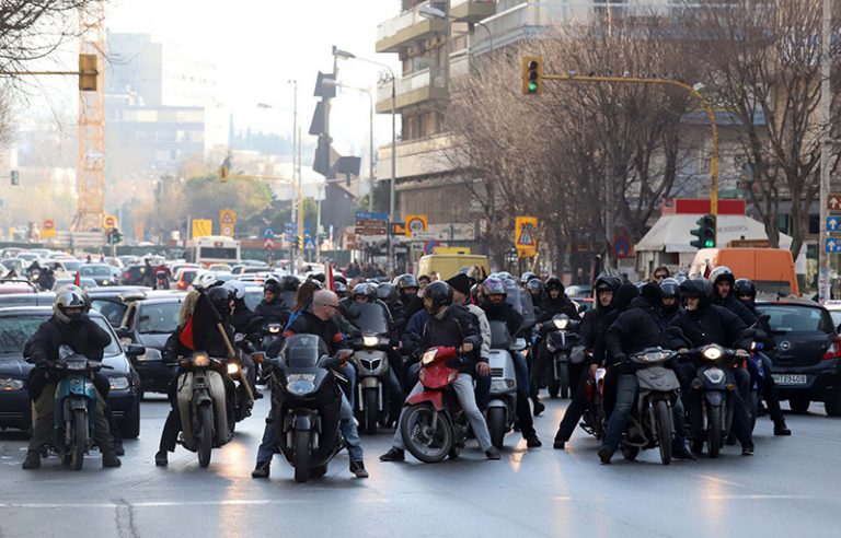 Ρεμάλια τελειωμένα από μανάδες σλαβοκομμουνίστριες. Διαδηλώνουν με σημαίες μπολσεβίκων κατά της Ελλάδος! Αυτοί είναι οι περιβόητοι «αντιεξουσιαστές» που θέλουν να δώσουν τη Μακεδονία στους βουλγαροσκοπιανούς. Μια ζωή μειοδότες