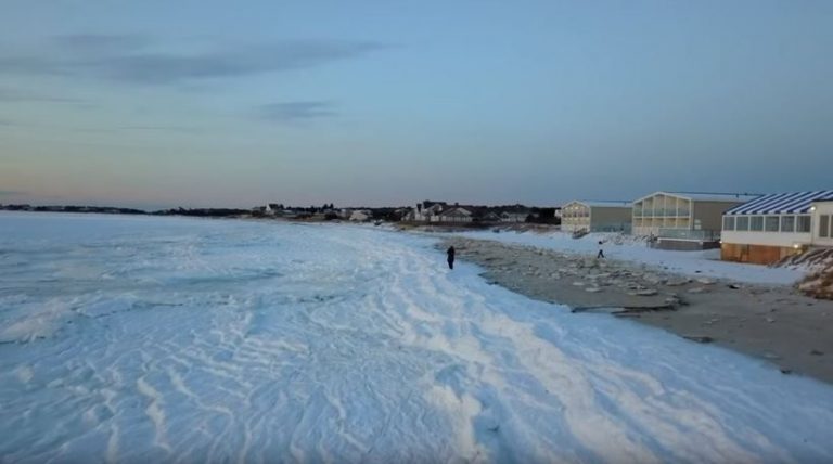 Στη Μασαχουσέτη ΗΠΑ: Από το κρύο πάγωσε ο Ατλαντικός Ωκεανός