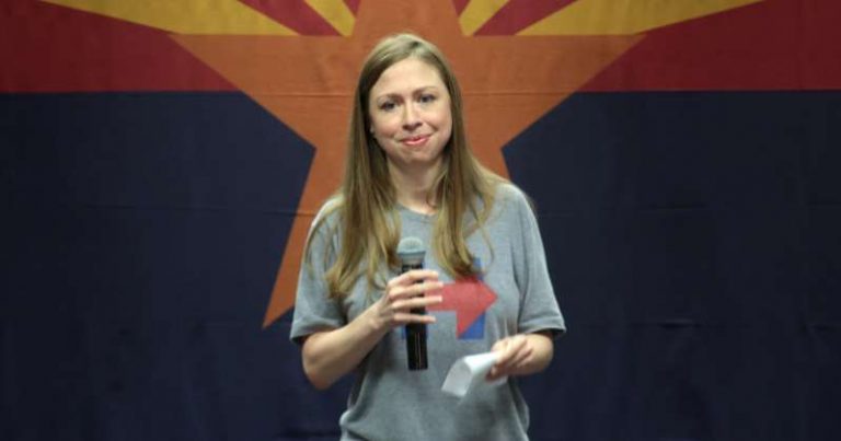 Αποκαλύφθηκαν! Η Κλίντον εύχεται «καλή χρονιά» στην Εκκλησία του Σατανά