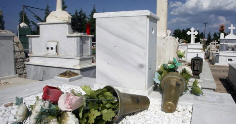 Έχουμε ξεφύγει! Τελείως όμως … Η εφορία κυνηγάει τις γυναίκες που ανάβουν καντήλια στα νεκροταφεία και καθαρίζουν μνήματα