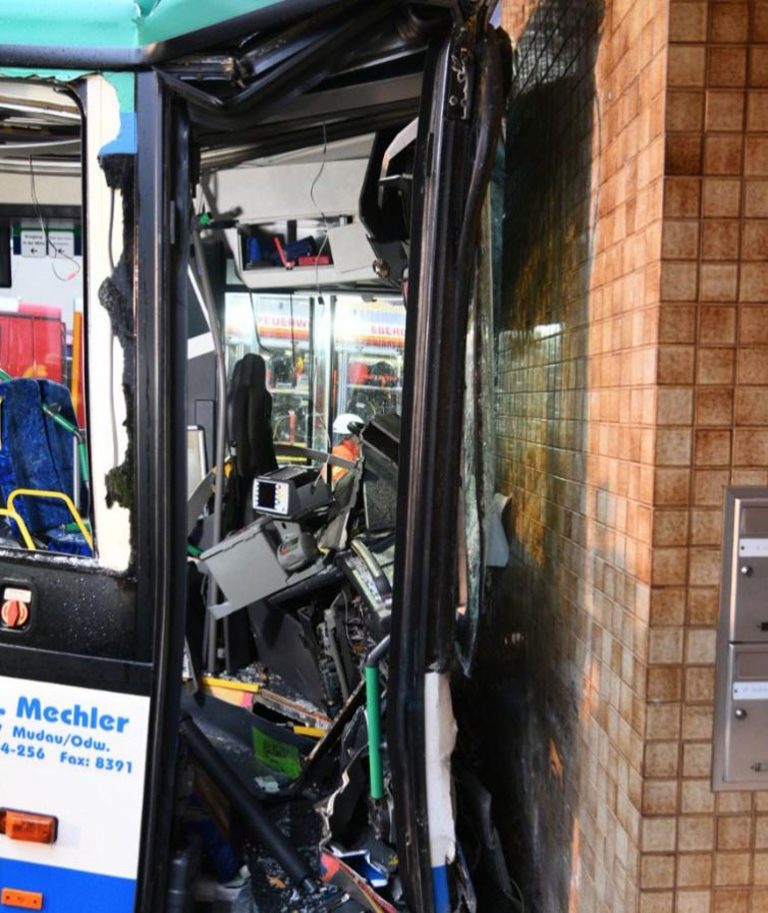 Γερμανία: Εκτός ελέγχου σχολικό λεωφορείο καρφώθηκε σε κτήριο – 48 τραυματίες