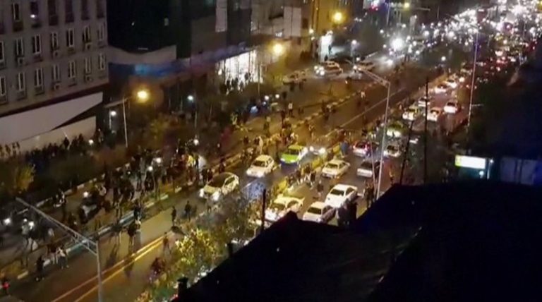 Ξεφεύγει η κατάσταση στο Ιράν – Στους 22 ανέβηκε ο αριθμός των νεκρών τη νύχτα