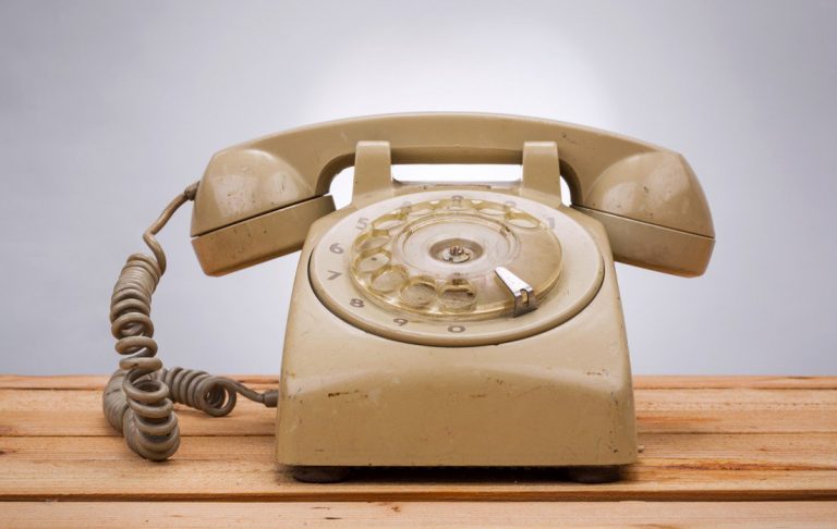 Ξεκαρδιστικό! Έφηβος προσπαθεί να χρησιμοποιήσει τηλέφωνο με καντράν!