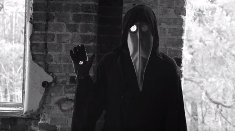 ΧΑΜΟΣ στο Ίντερνετ με τρομακτικό βίντεο γεμάτο γρίφους, κρυφά μηνύματα και απειλές-ΠΡΟΣΟΧΗ:Χαμηλώστε τη φωνή του υπολογιστή