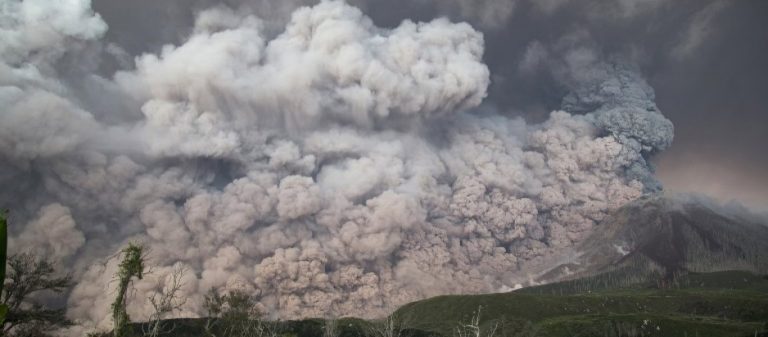Ουπς ασχημη στιγμη για αυτο…!…Ινδονησία: «Έσβησε» ο ήλιος από την έκρηξη ηφαιστείου