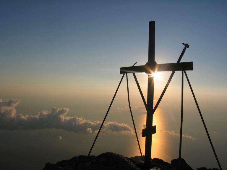 ΑΚΟΜΑ ΚΑΙ ΕΝΑΣ ΚΑΛΟΓΕΡΟΣ ΜΠΟΡΕΙ ΝΑ ΚΡΑΤΗΣΕΙ ΤΗΝ ΕΛΛΑΔΑ ΚΑΙ ΤΗΝ ΟΡΘΟΔΟΞΙΑ ΟΤΑΝ ΟΙ ΕΠΙΣΚΟΠΟΙ ΣΙΩΠΟΥΝ