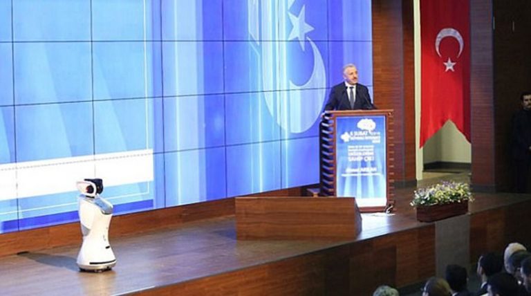 Οι Τούρκοι χρησιμοποίησαν ρομπότ σε εκδήλωση και αυτό άρχισε να τους βρίζει!