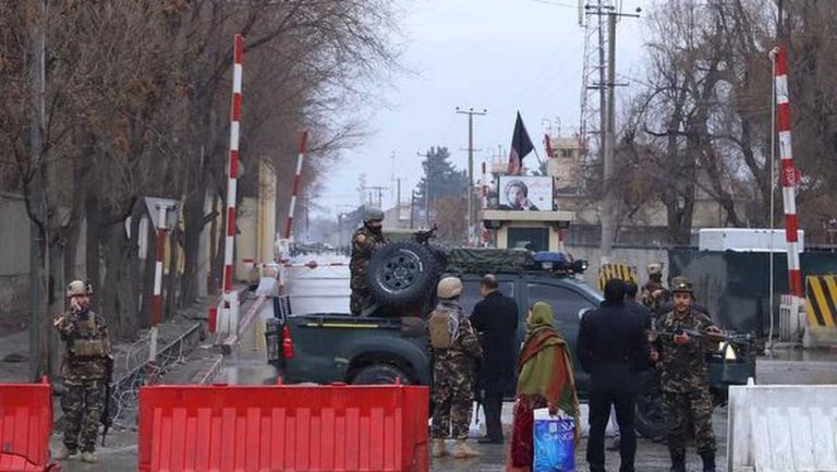 Τουλάχιστον 31 νεκροί από επιθέσεις σε στρατιωτική βάση στο Αφγανιστάν