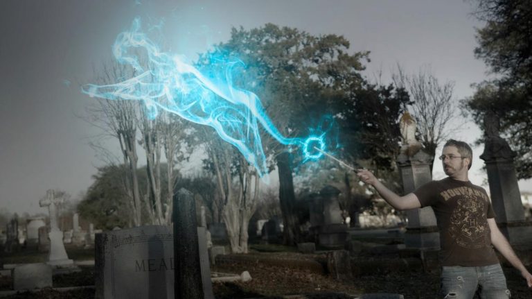 Δεν Είχαμε Ιδέα ότι στην Αθήνα Γίνεται Πόλεμος Μάγων στις Γειτονιές.Τι έμαθα πίνοντας καφέ με έναν μάγο που εξασκεί τη λεγόμενη «αστική μαγεία».