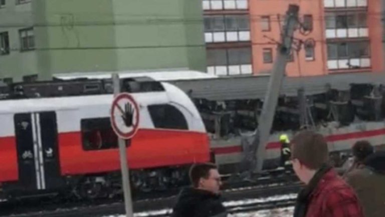 ΚΑΙ Η ΛΟΎΠΑ ΑΓΡΙΕΎΕΙ!!! ΕΝΑΣ ΝΕΚΡΌΣ ΚΑΙ ΠΟΛΛΟΊ ΤΡΑΥΜΑΤΊΕΣ ΣΕ ΣΎΓΚΡΟΥΣΗ ΔΎΟ ΤΡΈΝΩΝ ΣΤΗΝ ΑΥΣΤΡΊΑ