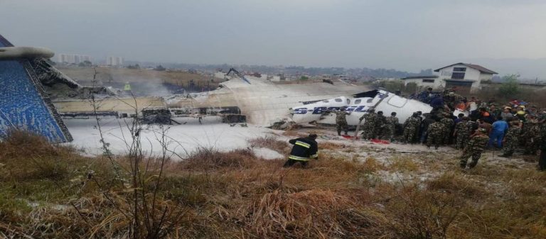 Συγκλονίζει η μαρτυρία επιζώντα της αεροπορικής τραγωδίας στο Κατμαντού: «Τρανταχτήκαμε, ακούσαμε μεγάλο θόρυβο και…»