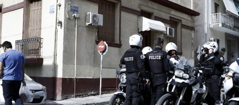 Παγκράτι: Κούτα διπλά από κάδο απορριμμάτων περιείχε δύο χειροβομβίδες