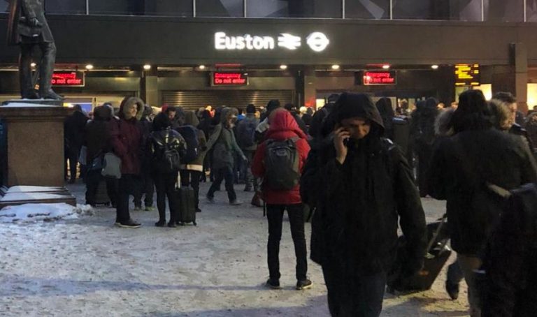 Πανικός στο Λονδίνο από πυρκαγιά στο σταθμό τρένου Euston