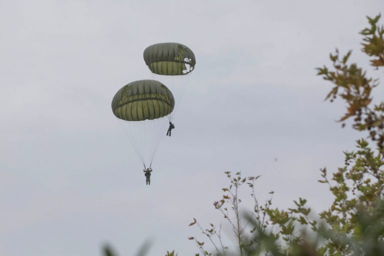 Σε επιφυλακή τέθηκαν πολλές μονάδες των ΕΔ: Μαζικές ρίψεις αλεξιπτωτιστών από Σινούκ