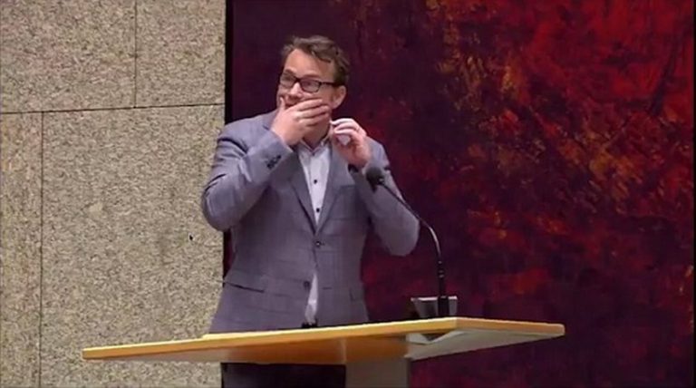 Βίντεο: Άνδρας προσπάθησε να αυτοκτονήσει μέσα στο Ολλανδικό κοινοβούλιο