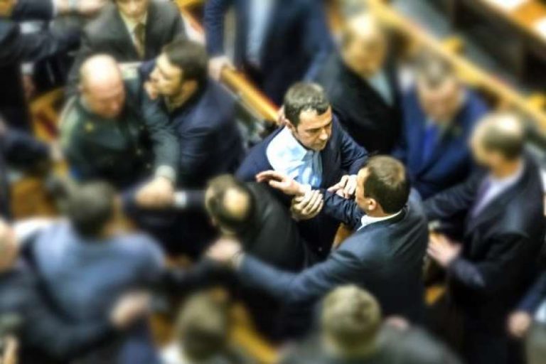 Συμβαίνει σε Ελλάδα και Ιταλία και φέρνει σύντομα παγκόσμια κυβέρνηση