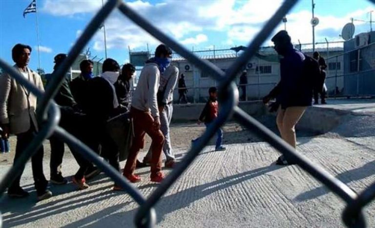 Άρχισαν τα όργανα: Μετανάστες επιτίθενται κατά αστυνομικών αρχών στη Λέσβο