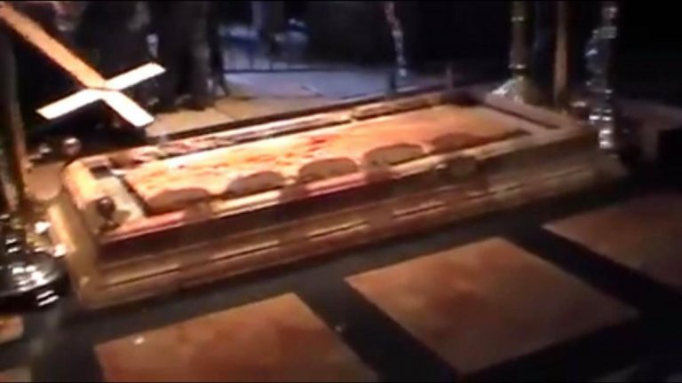 Ενα συγκλονιστικό γεγονός – Οταν μάτωσε η πλάκα της Αγίας Αποκαθήλωσης στα Ιεροσόλυμα