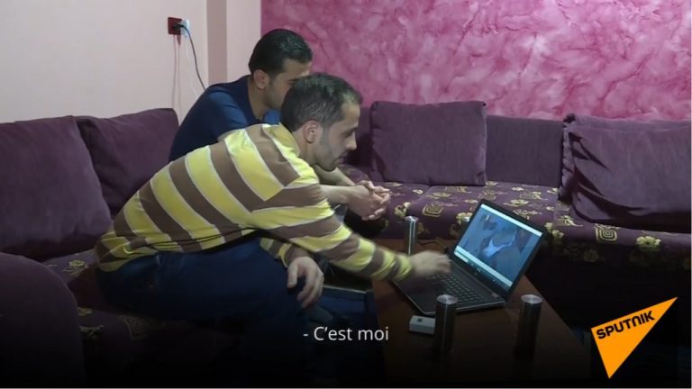 To ρωσικό Υπ.Άμυνας παρουσίασε βίντεο όπου αφού εντοπίστηκαν συμμετέχοντες στο χημικό θέατρο λένε ότι δεν υπήρξαν θύματα χημικής επίθεσης και ότι όλα προκλήθηκαν όταν κάποιος ενέσπειρε τον πανικό καθώς το ισχυρίστηκε.