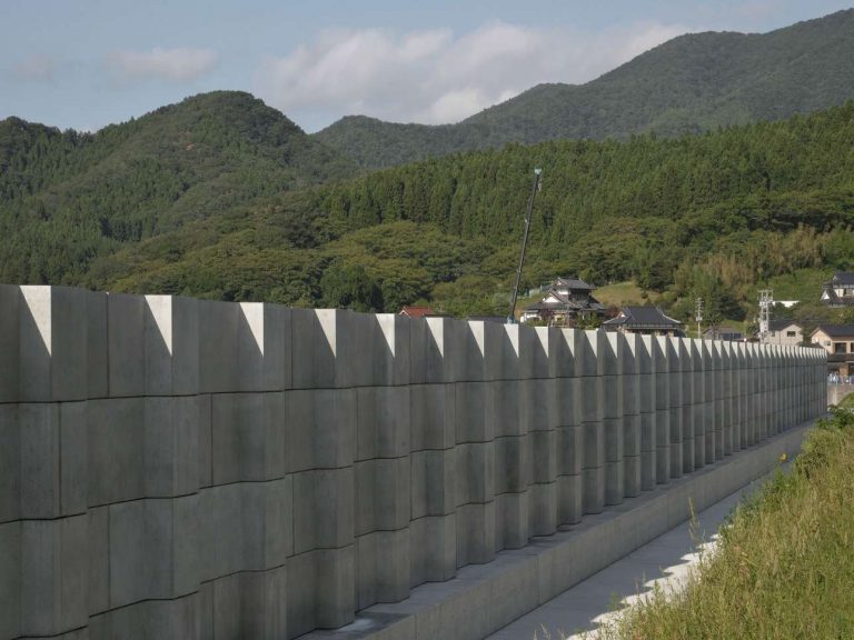 Η Ιαπωνία οχυρώνεται πίσω από τεράστια πέτρινα τείχη