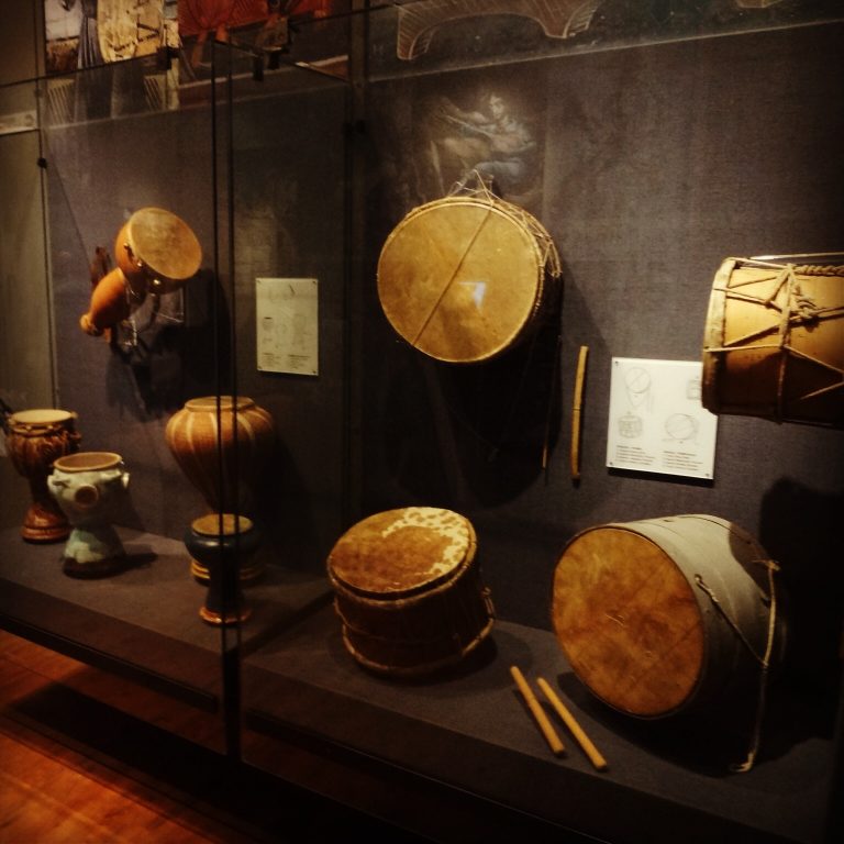 Από τα εμβατήρια στα τουμπερλέκια