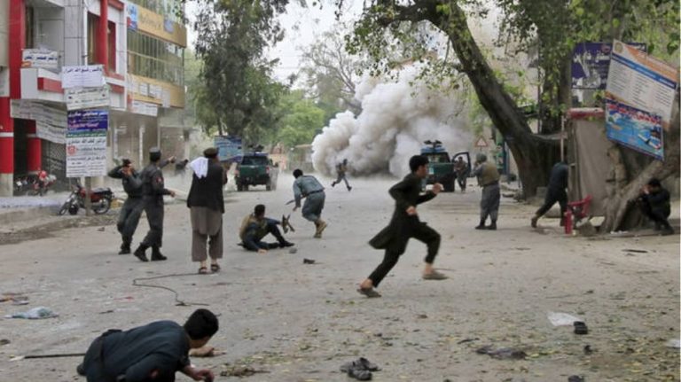 Πακιστάν: Τριπλή επίθεση βομβιστών καμικάζι – Έξι νεκροί αστυνομικοί και 16 τραυματίες