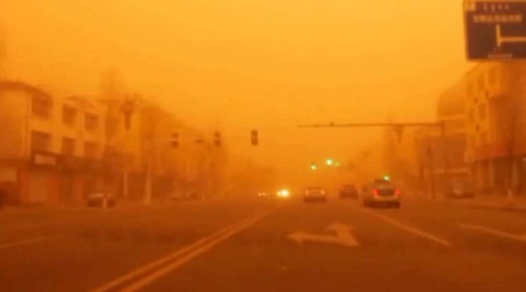 Η Αφρικανική Σκόνη Καταπίνει και την ΚΙΝΑ. Είναι Τεχνητή; Υπάρχει Σχέδιο; Ποιός είναι ο Απώτερος Σκοπός του;