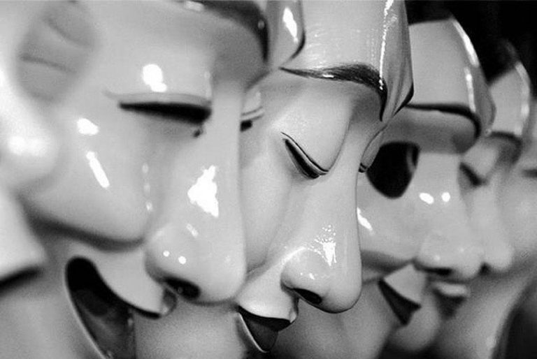 ΕΛΛΗΝΕΣ για να μην μας θεωρούν ηλίθιους και κορόιδα κανείς τους, αλλά ούτε και να ζει κανείς μας με όνειρα απατηλά.