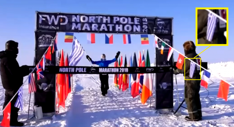 Ο Έλληνας νικητής του μαραθωνίου στον Βόρειο πόλο κρατούσε λάθος ελληνική σημαία. Κανείς δεν το πρόσεξε;