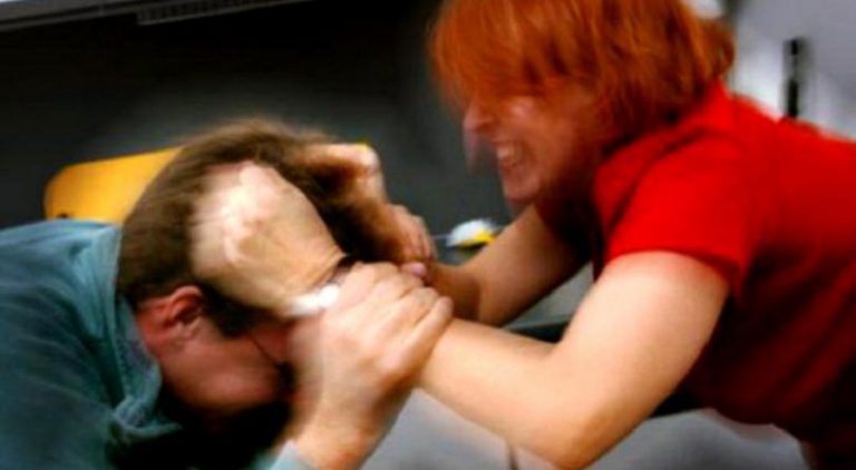 Τρεις στους 10 έλληνες τρώνε ξύλο από τη γυναίκα τους λέει νέα έρευνα